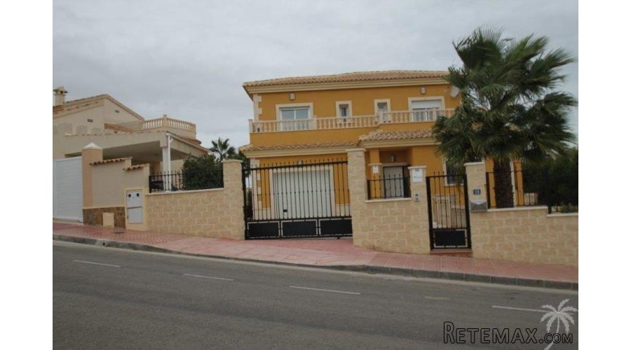 Detached luxury villa on a corner plot with private pool.. - 3