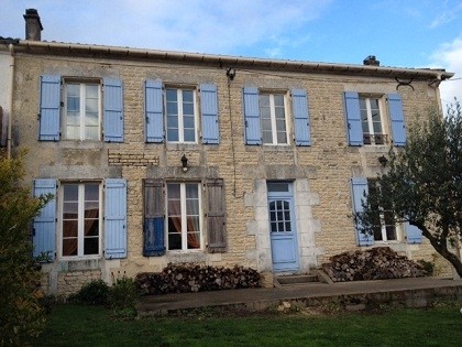Beautiful 4-bed Charentaise house in a..