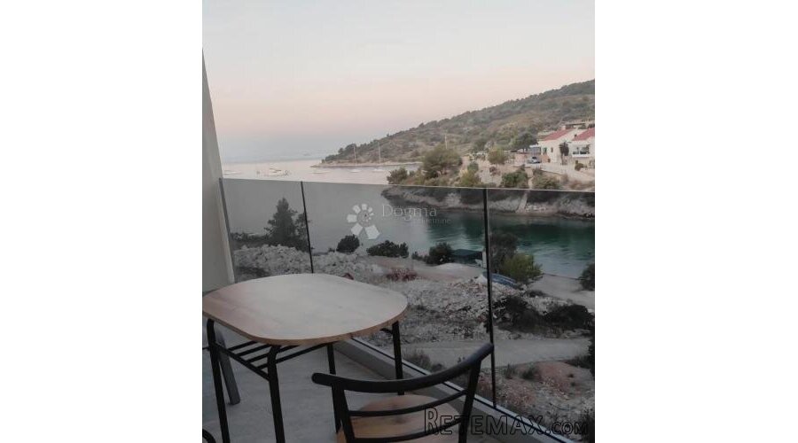 Dvojna kuća sa tri apartmana, Sevid
