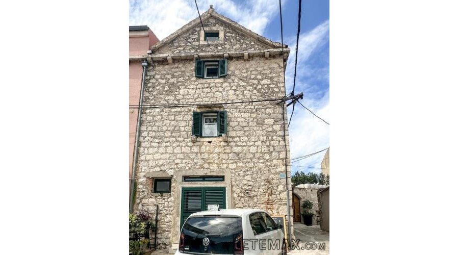 Renovirana kamena kuća u srcu Primoštena, 150 m2