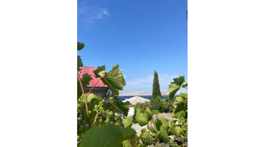 Senj, kuća s dva stana i okućnicom.