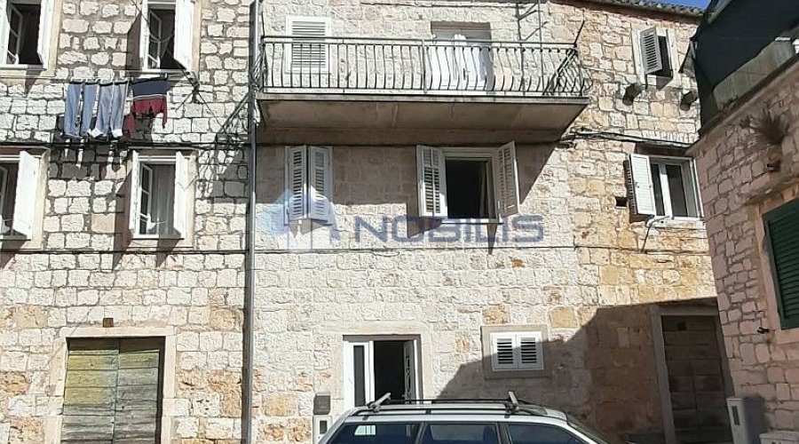 Vis, kamena kuća 120 m2 u centru s dvorištem 30 m2