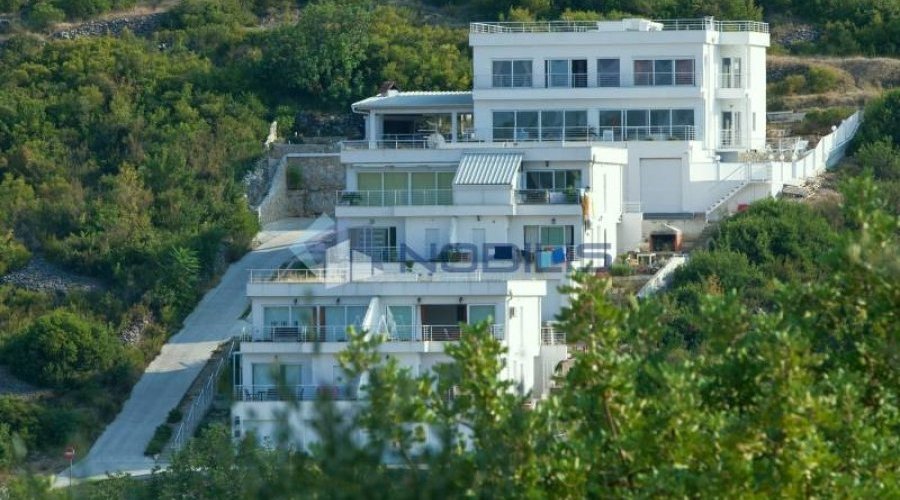 Vis - kuća 300 m2 + 1.700m okućnica + bazen - 2