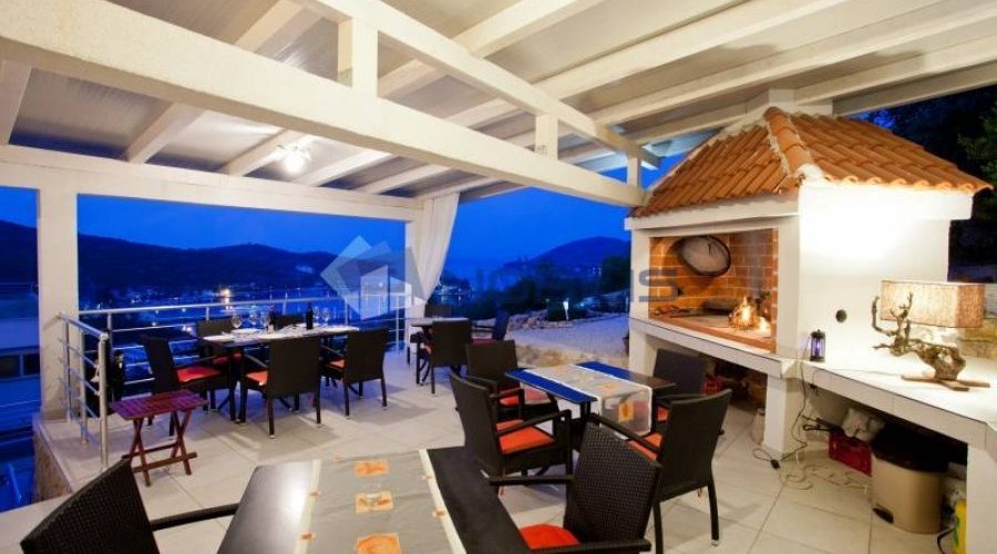Vis - kuća 300 m2 + 1.700m okućnica + bazen - 4
