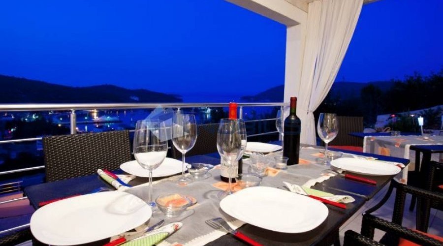 Vis - kuća 300 m2 + 1.700m okućnica + bazen - 5