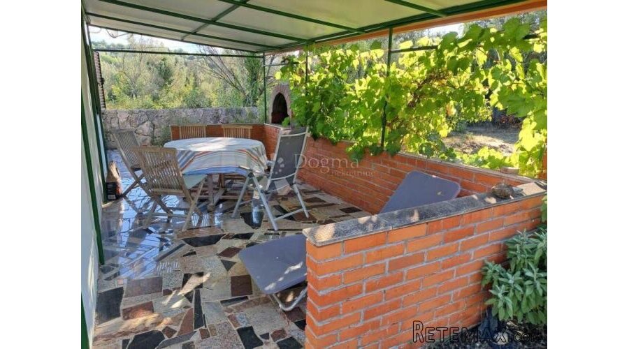 Ždrelac - kuća s okućnicom u mirnom okruženju