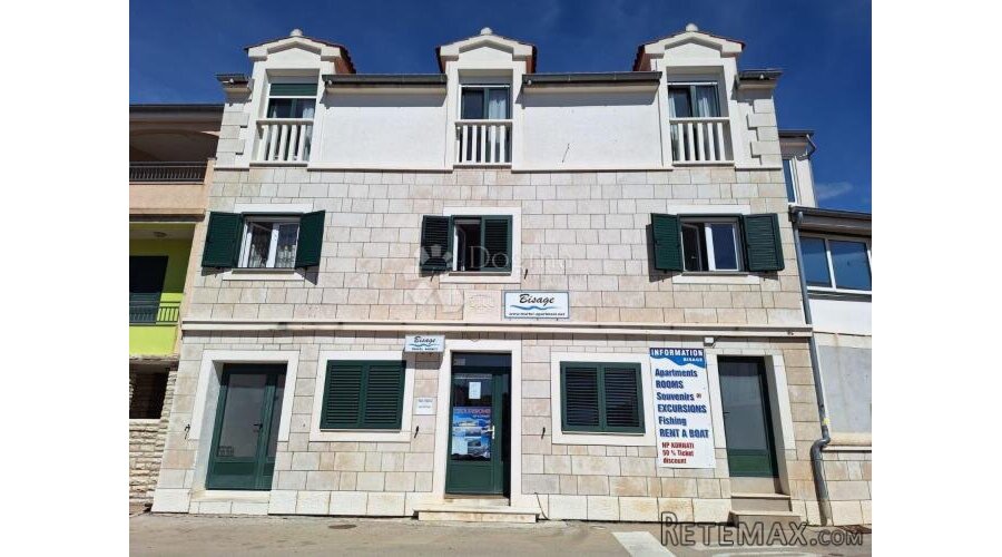 Prostrana kuća u centru Jezera, Murter, 550 m2