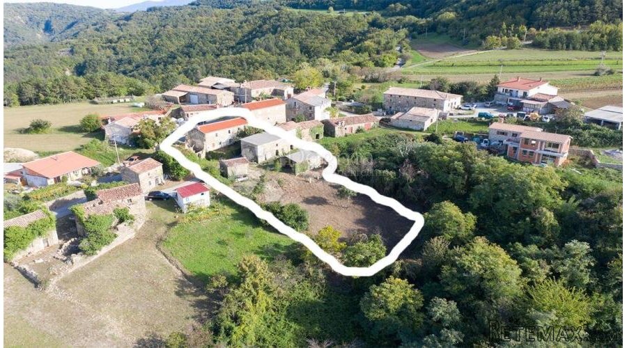 Kompleks kuća u centru Istre sa pogledom na jezero