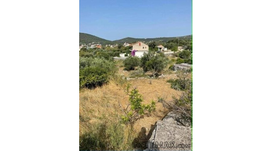 Građevinsko zemljište u Vinišću, 915 m2, 300m od mora