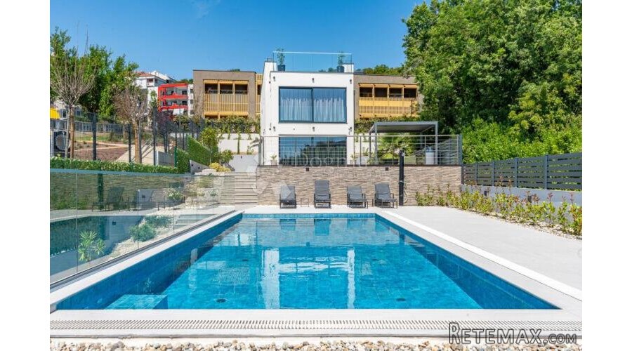 Samostojeća moderna vila sa bazenom
