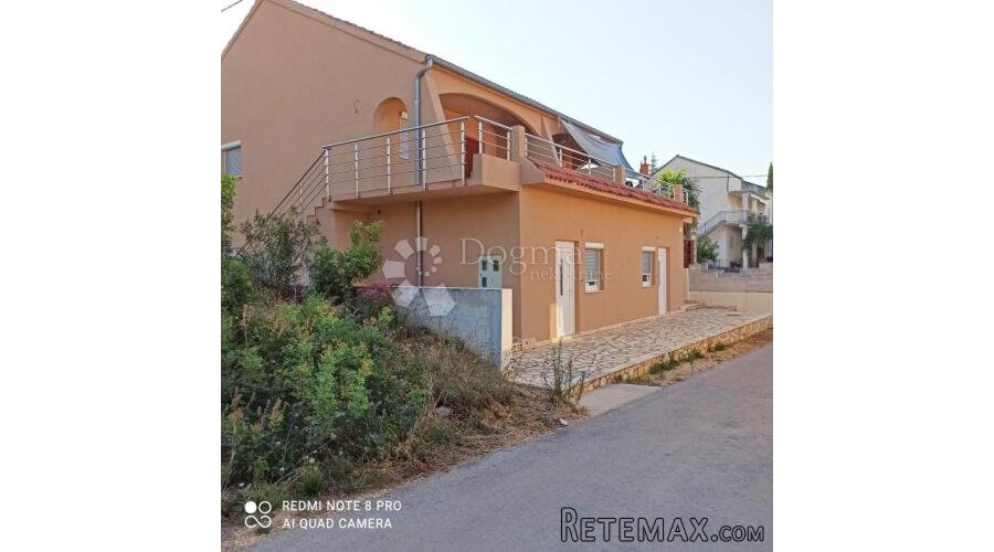 Prodaja kuće 80m od mora, 6 apartmana