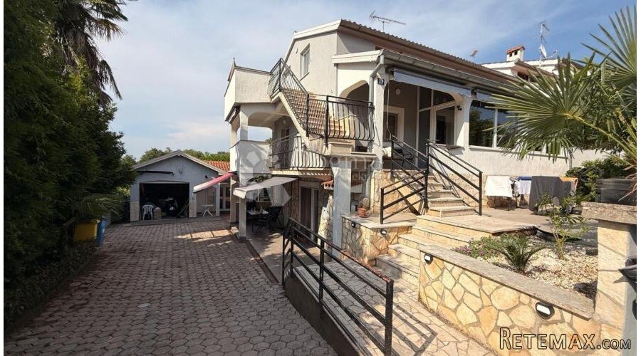 Atraktivna kuća sa tri apartmana Poreč