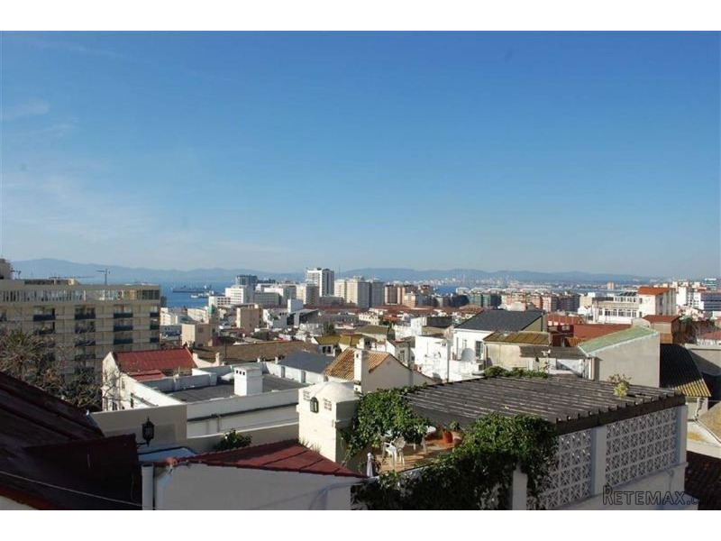 3 bed house in Town Area - 2