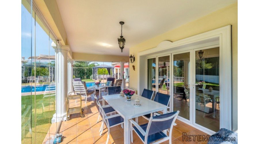 This immaculately maintained property is located within a.. - 4