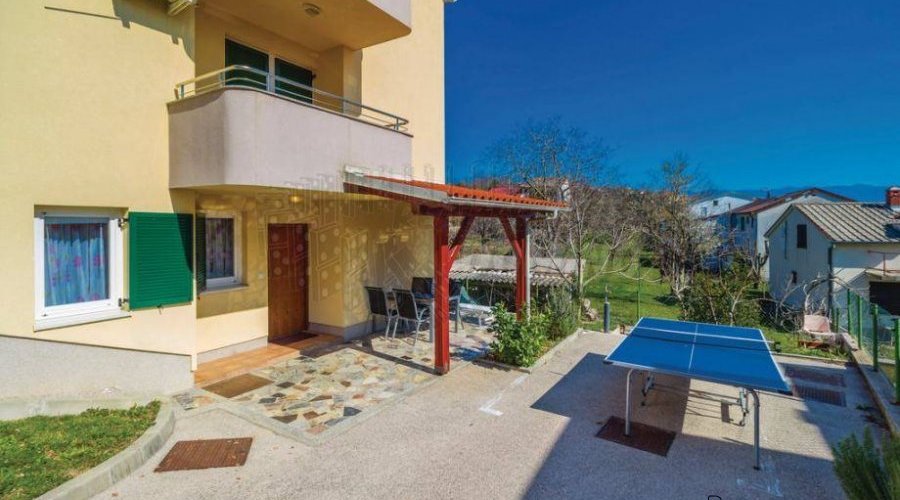 Apartman s 3 sobe i okućnicom! Uvala Soline!