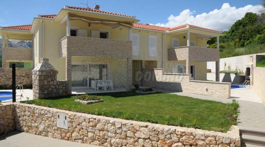 Prekrasna dvojna kuća s bazenom-Baška!
