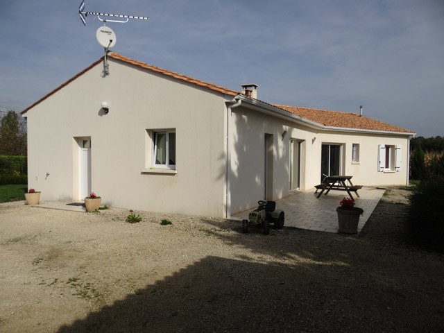 Charente, In A Quiet Hamlet : Bungalow..