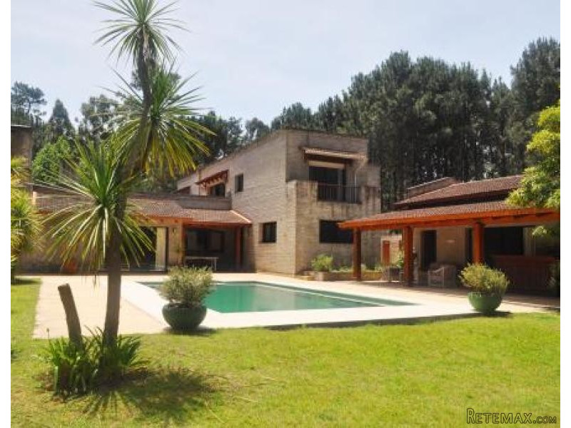 4 Bedroom House - For Rent - Pinares