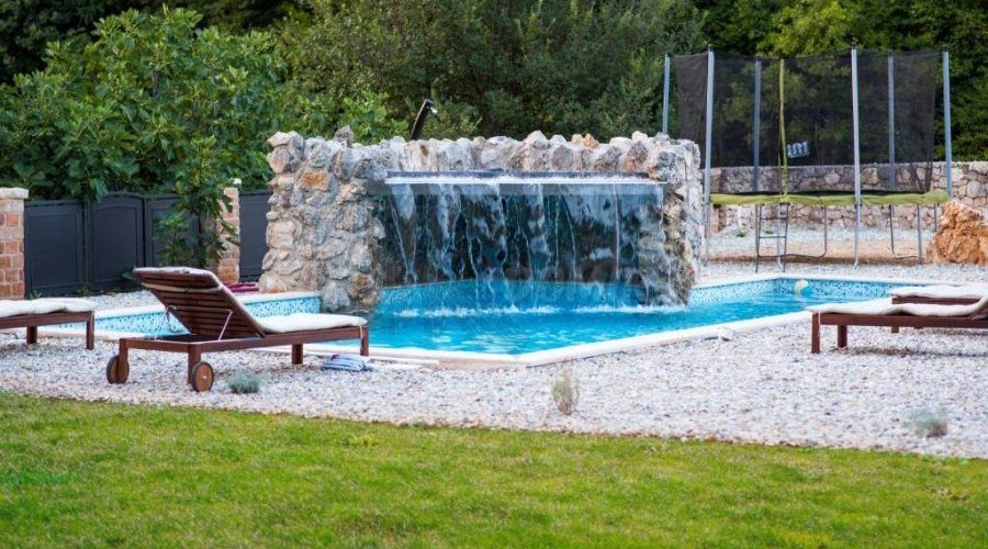 Šarmantna vila sa okućnicom od 3000m2 i bazenom!