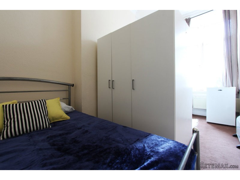 Single with double bed near Kilburn..