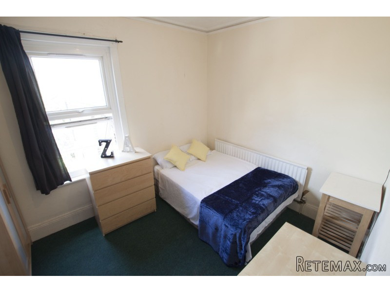 Single with double bed near Turnpike..