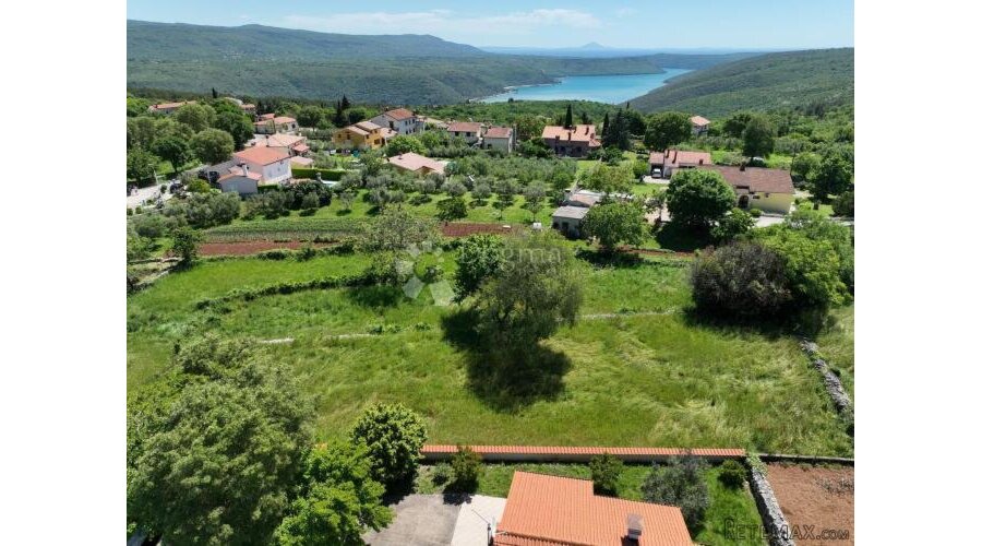 Građevinsko zemljište na izvrsnoj lokaciji - 2