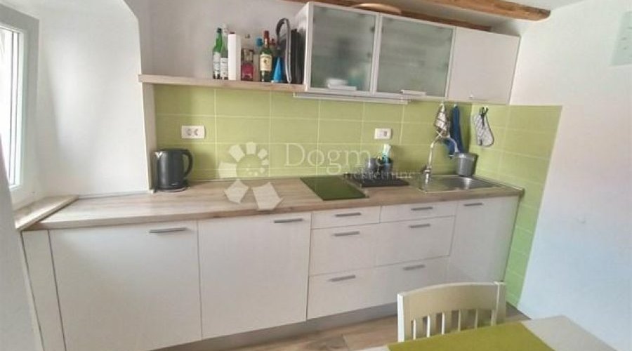 NOVOUREĐENI Apartman Baška stara jezgra