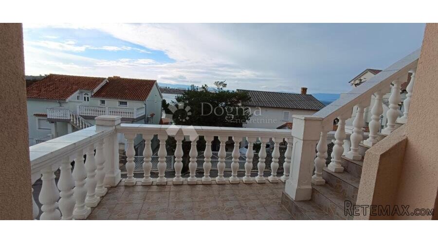 Omišalj, kuća sa 9 apartmana