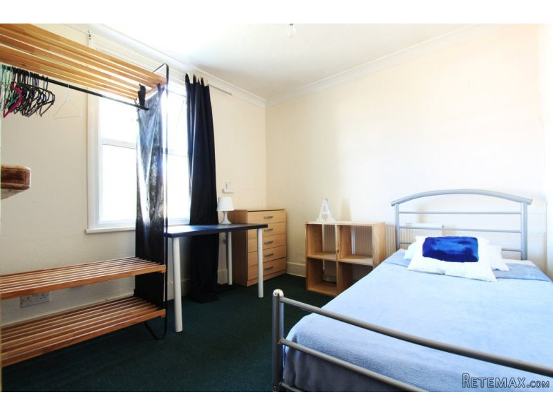 Single with double bed near Tottenham..