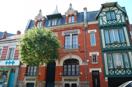 Large town-centre property with several..