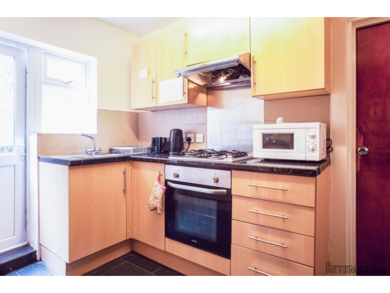 Single with single bed near Turnpike.. - 2