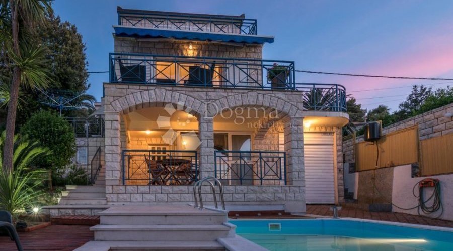 Villa prvi red uz more - TROGIR