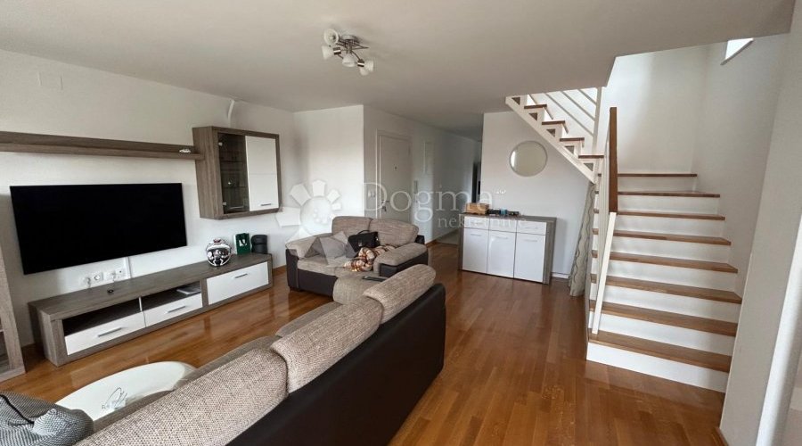 Dvoetažni apartman u mirnom okružju