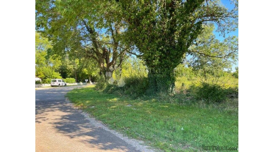 Prostrano građevinsko zemljište 1304 m² - 2