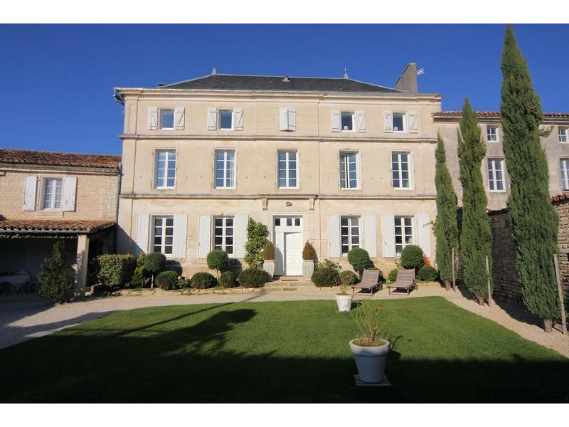 Elegant Charentaise