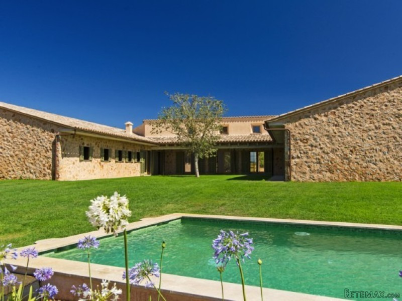 Superb Country Home In A Stunning..