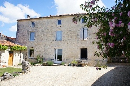 Maison Charentaise avec 2 Gîtes..