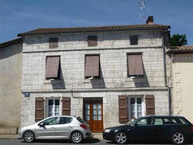 Charente: 5-Bedroomed Stone Town House..