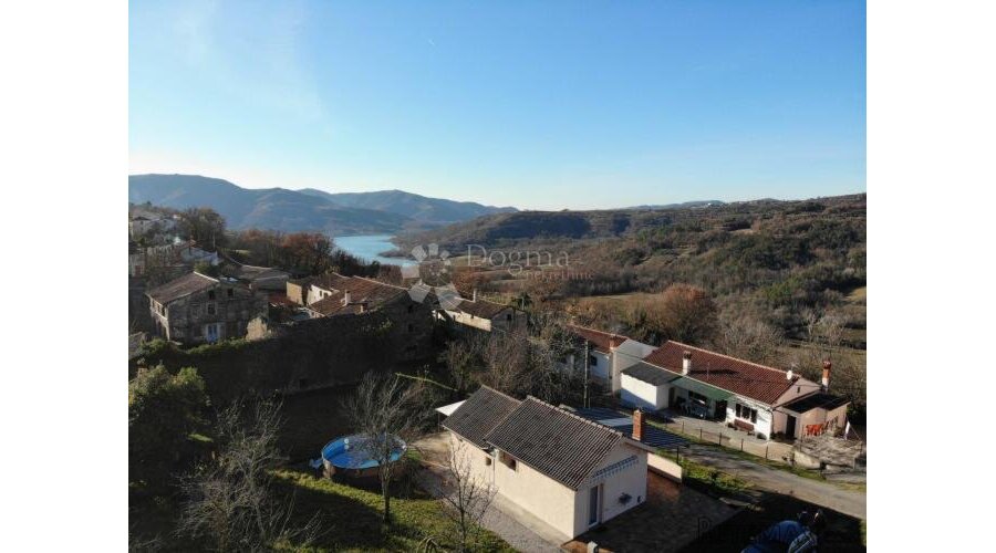 Renovirana namještena prizemnica s prostranom okućnicom - 2