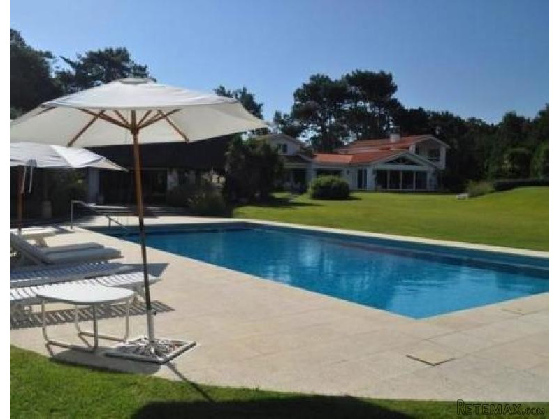 6 Bedroom House - For Rent - Golf