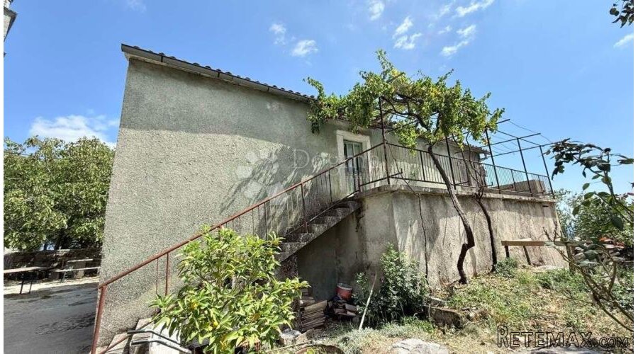 Samostojeća kamena kuća za renovaciju s pogledom