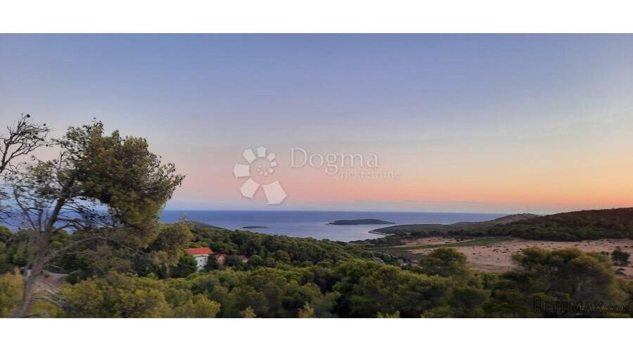 Otok Vis - izniman posjed s kamenom starinom za adaptaciju !