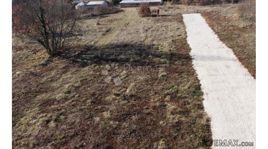 Tinjan - Odlična Građevinska Parcela, 855 m², Pravilnog Obli