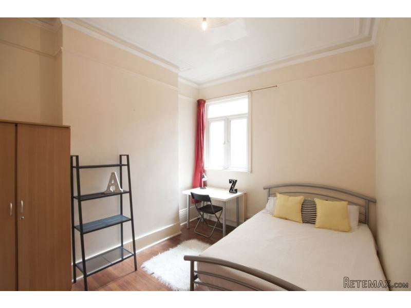 Single with double bed near Manor House..