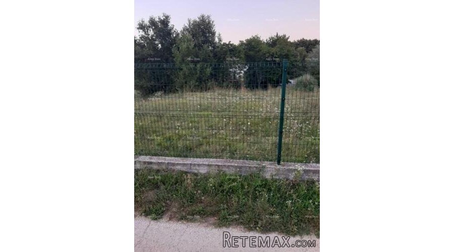 Na prodaju građevinsko zemljište, 2626 m², u blizini Pazina