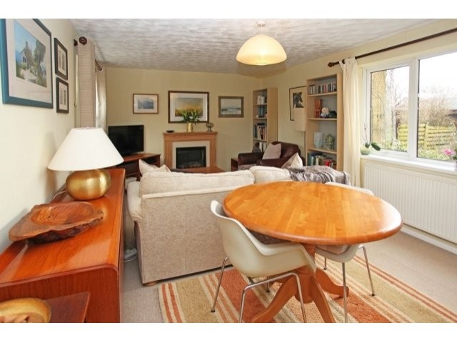 A Well-Presented Four Bedroom Mid.. - 2