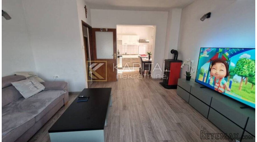 TOP PRILIKA! Etaža s velikim dvorištem (356 m²) – mir i pri - 2