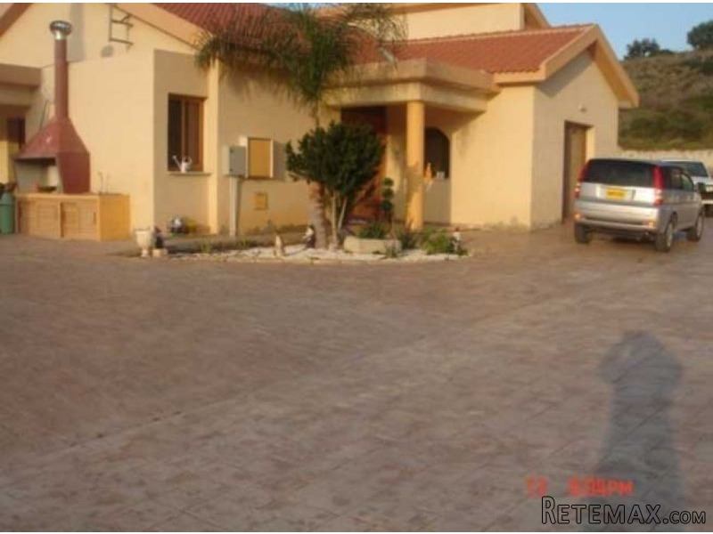 House in Pyrgos with huge land