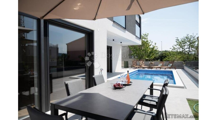 LUKSUZNA VILA SA BAZENOM, TROGIR