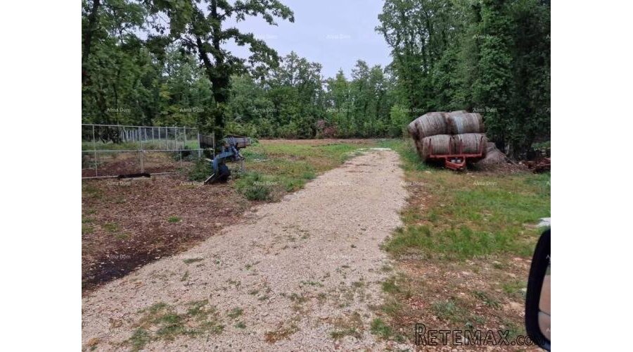 Prodaje se građevinsko zemljište od 1236 m², s građevinskom..